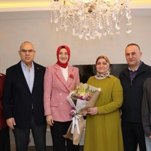 Valimiz Sayın Mustafa KOÇ’tan Koruyucu Aileye 8 Mart Dünya Kadınlar Günü Ziyareti - fotoğraf 1
