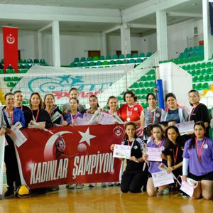 Kadınlar Şampiyon: 8 Mart Dünya Kadınlar Günü Voleybol Turnuvası Düzenlendi. - fotoğraf 1