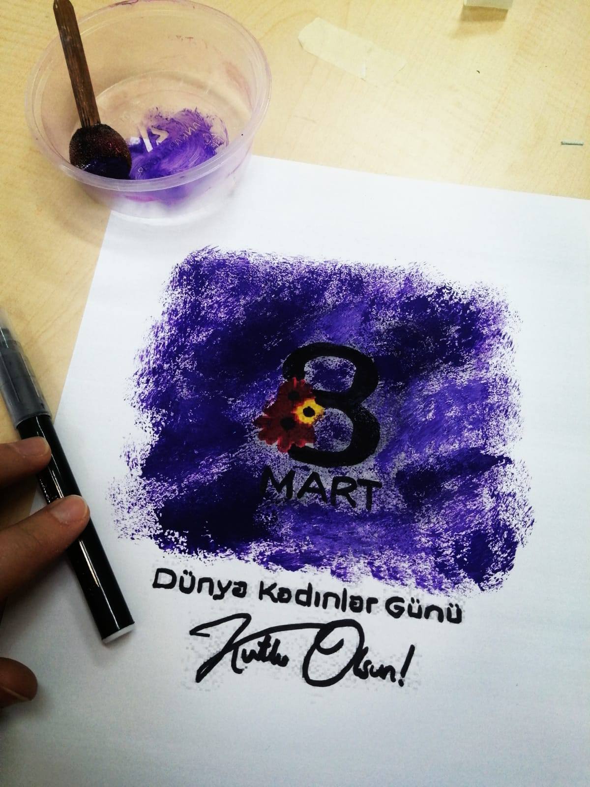  0–18 Yaş Çocuk Evleri Sitesinde hizmet alan minik yüreklerimiz, kendi elleriyle hazırladıkları anlamlı hediyeleri kadın çalışanlarımıza takdim ederek 8 Mart Dünya Kadınlar Günü’nü kutladılar.