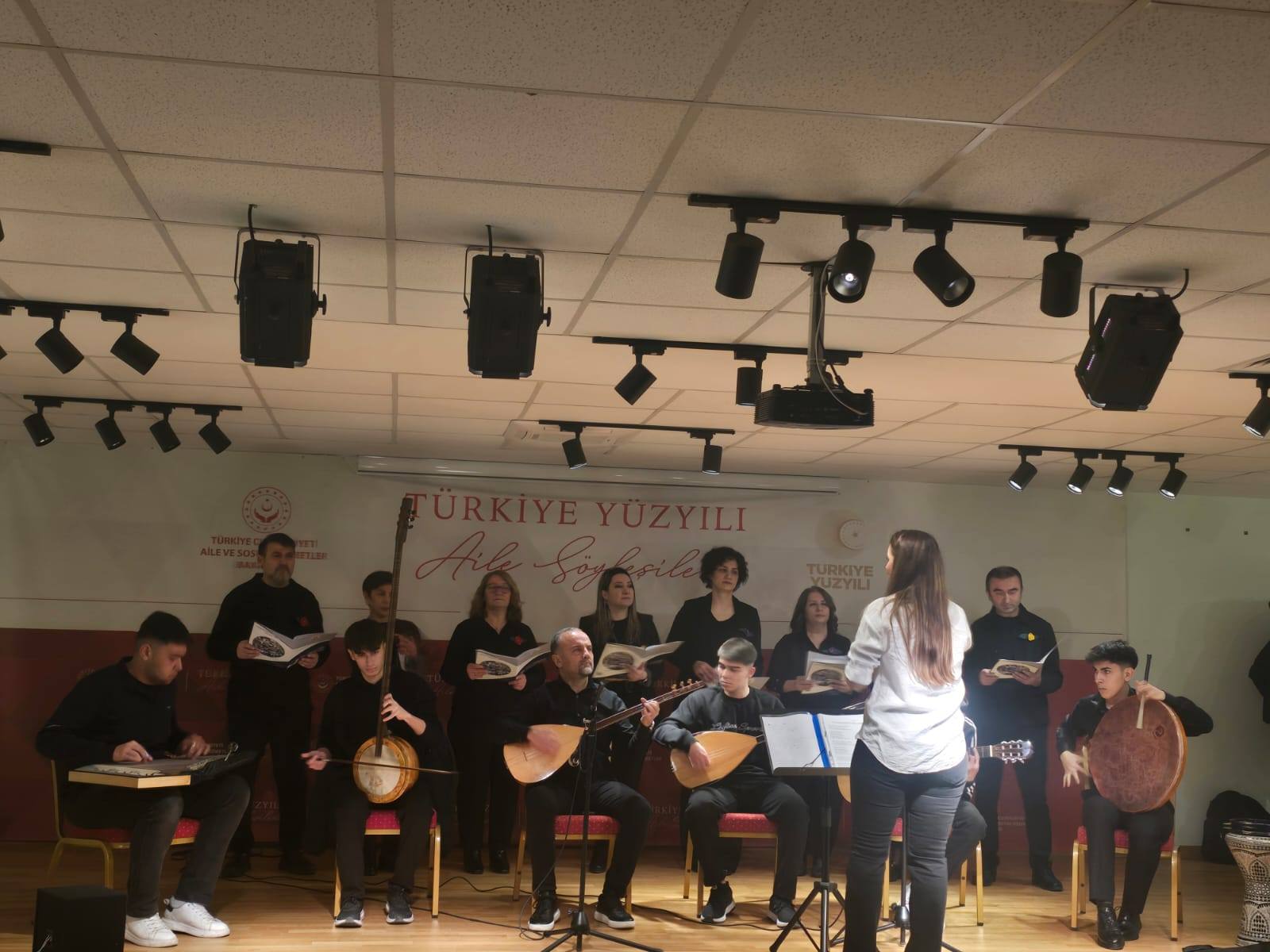 Çorum Huzurevi Yaşlı Bakım ve Rehabilitasyon Merkezi Müdürlüğümüzde kalan kıymetli ulu çınarlarımızın 8 Mart Dünya Kadınlar Günü, Bahçelievler Kız Mesleki ve Teknik Anadolu Lisesi öğrencileri ve koro ekibinin katılımıyla şarkılar eşliğinde kutlandı.