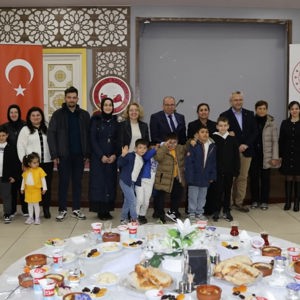 Susurluk Kaymakamı Sayın Turgut GÜLEN ve İl Müdürümüz Sayın Emine BÖÇKÜN, Çocuklarımızın İftar Sofrasına Konuk Oldu - fotoğraf 2