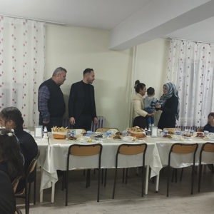İl Müdürümüz Sayın Emine BÖÇKÜN, Koruma Altındaki Çocuklarımızın Sofrasına Konuk Oldu - fotoğraf 2