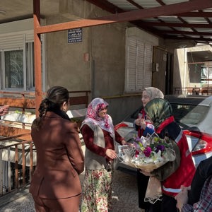 Valimiz Sayın İsmail USTAOĞLU ve İl Müdürümüz Sayın Emine BÖÇKÜN, Şehidimiz Ali AYDOĞAN’ın Ailesini Ziyaret Ederek Kadınlar Günü’nü Tebrik Etti - fotoğraf 4