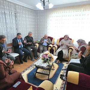Valimiz Sayın İsmail USTAOĞLU ve İl Müdürümüz Sayın Emine BÖÇKÜN, Şehidimiz Ali AYDOĞAN’ın Ailesini Ziyaret Ederek Kadınlar Günü’nü Tebrik Etti - fotoğraf 3