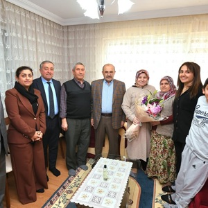 Valimiz Sayın İsmail USTAOĞLU ve İl Müdürümüz Sayın Emine BÖÇKÜN, Şehidimiz Ali AYDOĞAN’ın Ailesini Ziyaret Ederek Kadınlar Günü’nü Tebrik Etti - fotoğraf 1