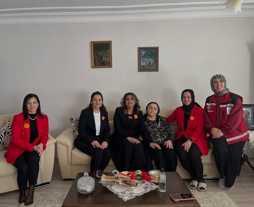 Bakanlığımız Daire Başkanları ve İl Müdürümüzden, Şehidimiz Sadi KARAMAN’ın Kıymetli Annesine 8 Mart Ziyareti