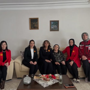 Bakanlığımız Daire Başkanları ve İl Müdürümüzden, Şehidimiz Sadi KARAMAN’ın Kıymetli Annesine 8 Mart Ziyareti - fotoğraf 1