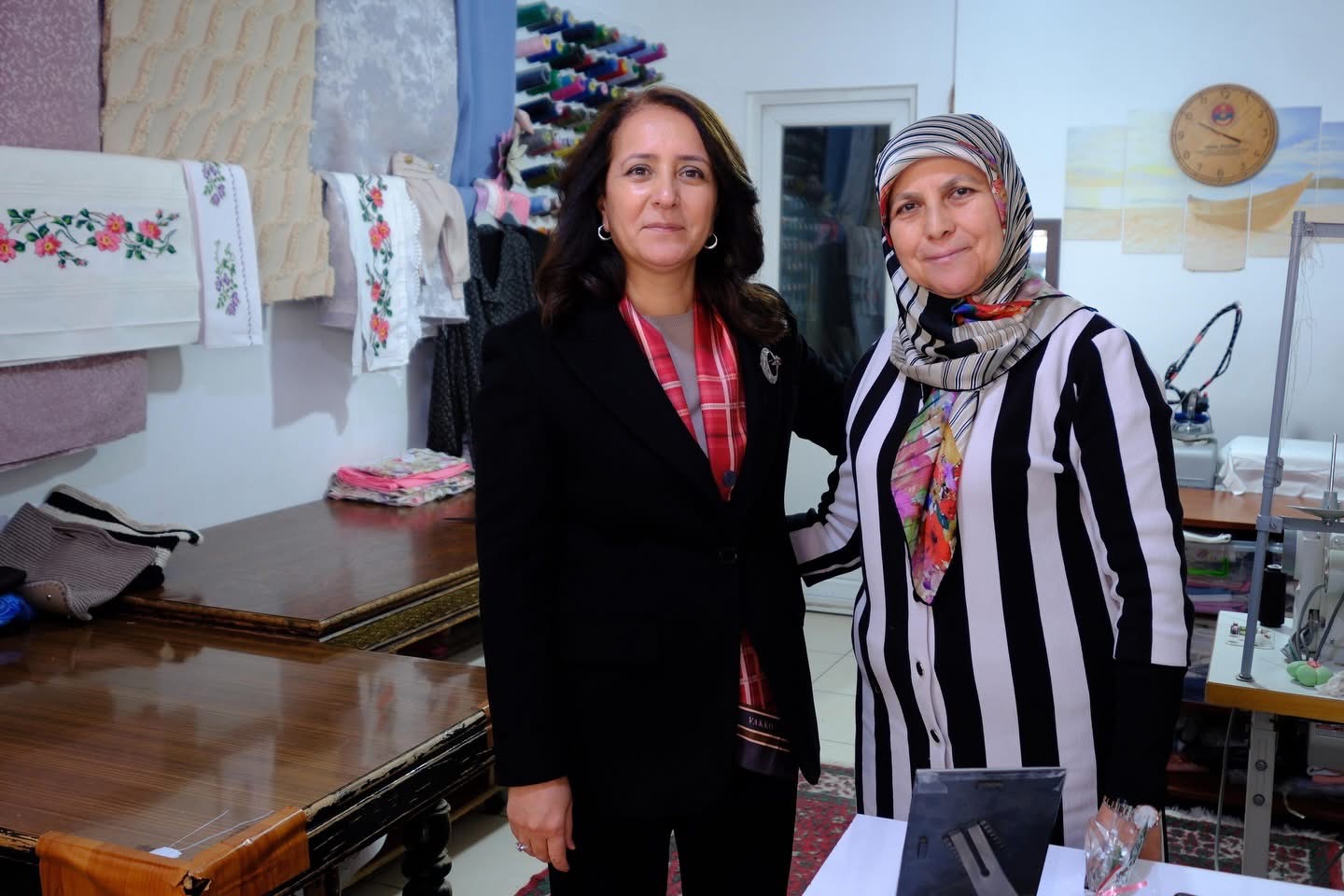 Sayın Valimiz Salı Pazarı’nda kadın esnaflarımızı ziyaret etti.