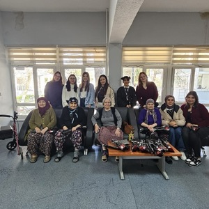 Balıkesir Üniversitesi Kadın ve Yaşam Topluluğu, 8 Mart Dünya Kadınlar Günü Vesilesiyle Huzurevi Sakinlerimizi Ziyaret Ettiler - fotoğraf 1