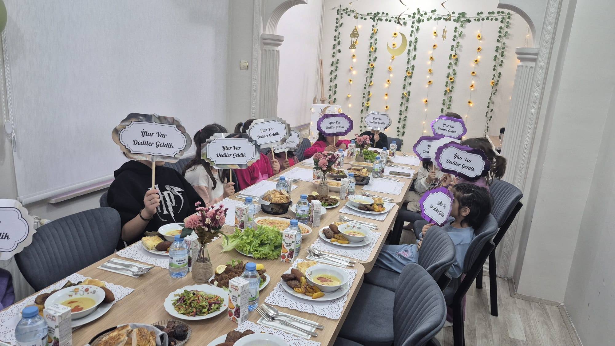 0–18 Yaş Çocuk Evleri Sitesi Müdürlüğümüz ile Hayrat Vakfı Genç Gönüllülerinin katkılarıyla anlamlı bir iftar buluşması gerçekleştirildi.