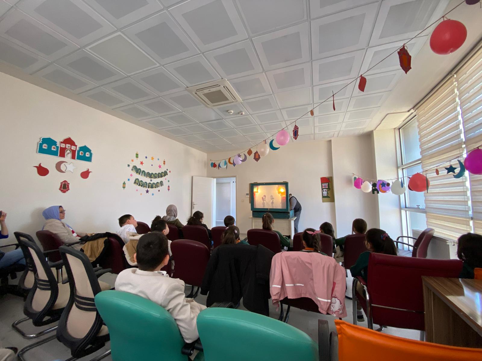 Ramazan’da Geleneksel Eğlence: Çocuklar Hacivat-Karagöz Gösterisinde Buluştu