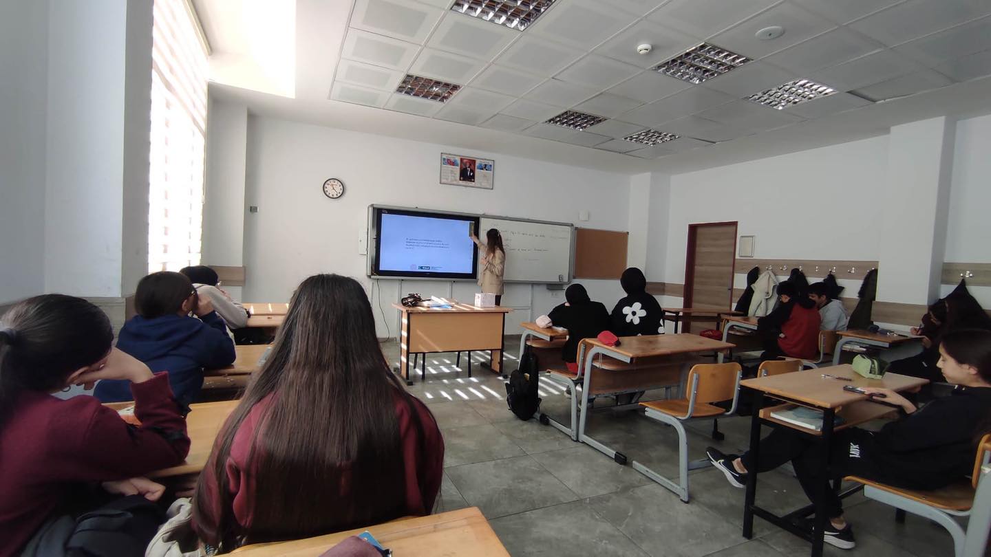 Demirci’de Öğrencilere “Teknoloji Bağımlılığı ile Mücadele” Eğitimi Verildi