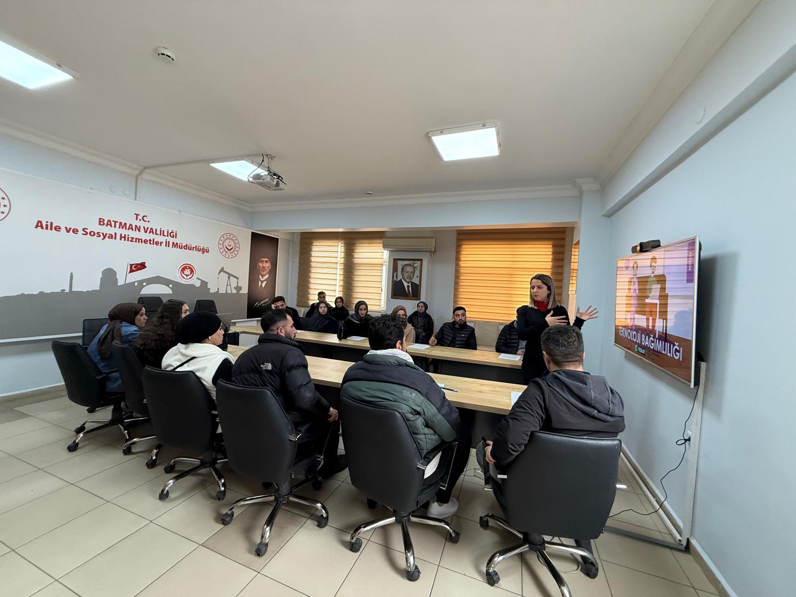 Evlenecek Gençlerin Desteklenmesi Projesine başvuran çiftlere “Teknoloji Bağımlılığı” eğitimleri