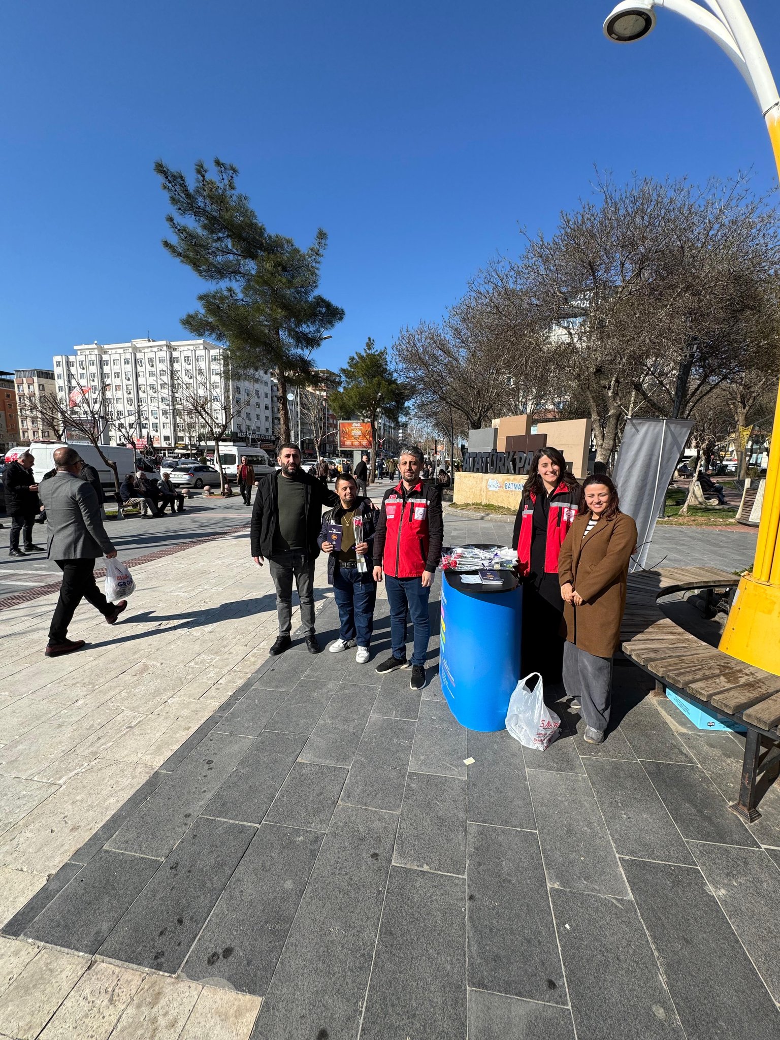 Atatürk Parkında karanfil dağıtıldı ve Kadına Yönelik Şiddetle Mücadele bilgilendirme çalışması 