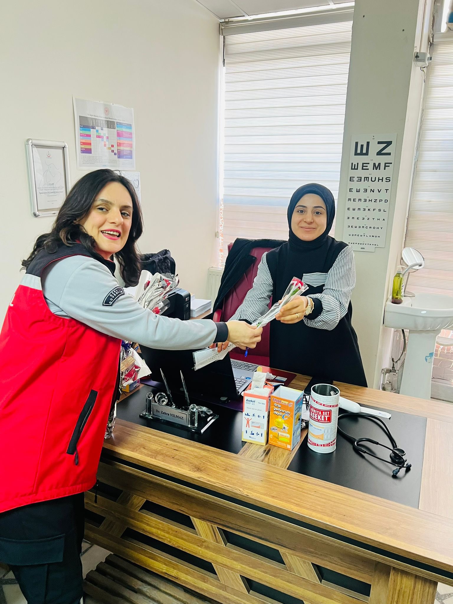 "8 Mart Etkinlikleri kapsamında Şiddet Önleme ve İzleme Merkezi Müdürlüğümüz tarafından sağlık çalışanlarına karanfil dağıtıldı 