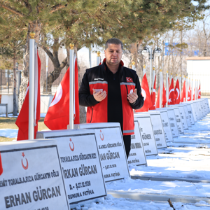 Vatanımızın bölünmez bütünlüğü, milletimizin huzuru için canlarını feda eden aziz şehitlerimizin kabirleri İl Müdürümüz Serdar Demirci ve çalışma arkadaşlarımızla birlikte bayram öncesinde ziyaret ediliyor. - fotoğraf 2