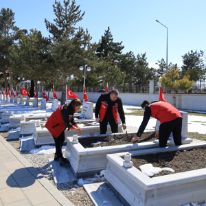 Vatanımızın bölünmez bütünlüğü, milletimizin huzuru için canlarını feda eden aziz şehitlerimizin kabirleri İl Müdürümüz Serdar Demirci ve çalışma arkadaşlarımızla birlikte bayram öncesinde ziyaret ediliyor. - fotoğraf 4