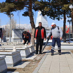 Vatanımızın bölünmez bütünlüğü, milletimizin huzuru için canlarını feda eden aziz şehitlerimizin kabirleri İl Müdürümüz Serdar Demirci ve çalışma arkadaşlarımızla birlikte bayram öncesinde ziyaret ediliyor. - fotoğraf 6
