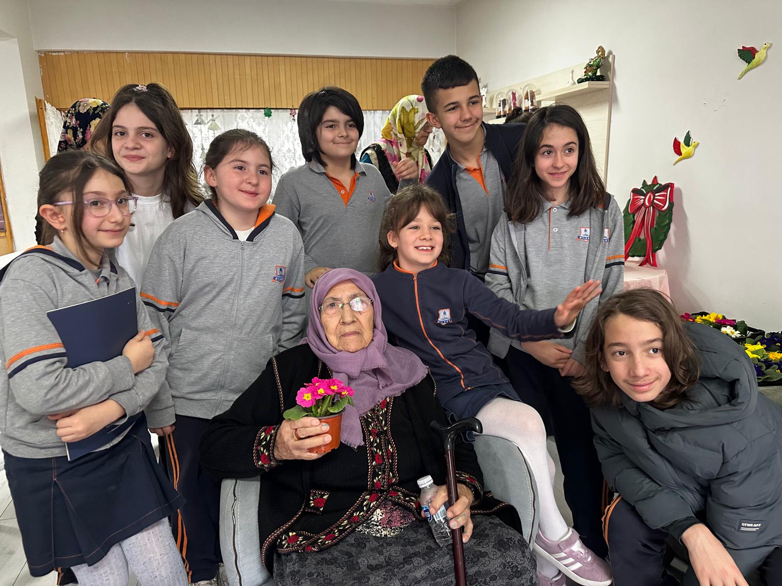 Kuşakları Buluşturan Anlamlı Ziyaret: Bilnet Okulları Öğrencileri Huzurevinde Büyüklerle Buluştu