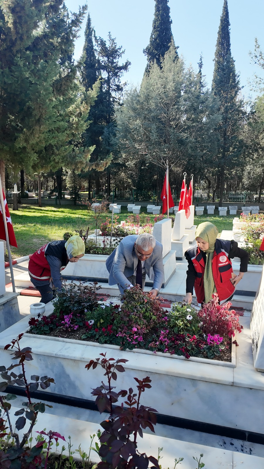 ŞEHİT KABİRLERİ İÇİN 81 İLDE EŞ ZAMANLI BAKIM, ONARIM VE TEMİZLİK ÇALIŞMAMIZ