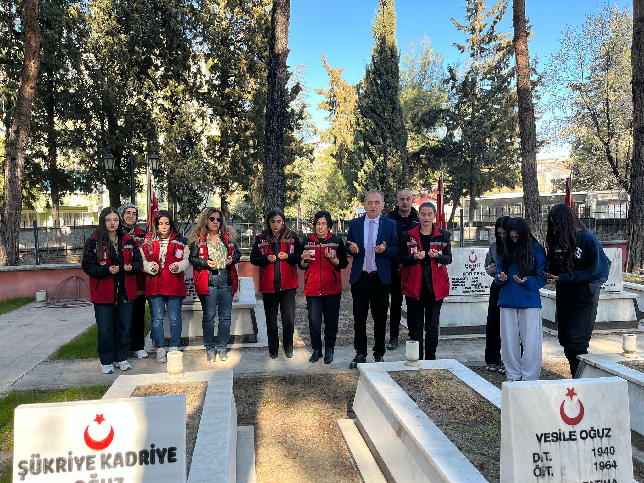 Bakanlığımız tarafından 81 ilde eş zamanlı olarak başlatılan çalışma kapsamında aziz şehitlerimizin kabirleri ziyaret edildi.