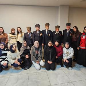 Vatan Ve Kahramanlık Buluşmaları Kapsamında Kıymetli Gazilerimiz ve Aziz Şehitlerimizin Emanetleri Olan Şehit Yakınlarımız, Mengücek Gazi Kız Yurdu Öğrencileriyle Düzenlenen İftar Programında bir Araya Geldi. - fotoğraf 3