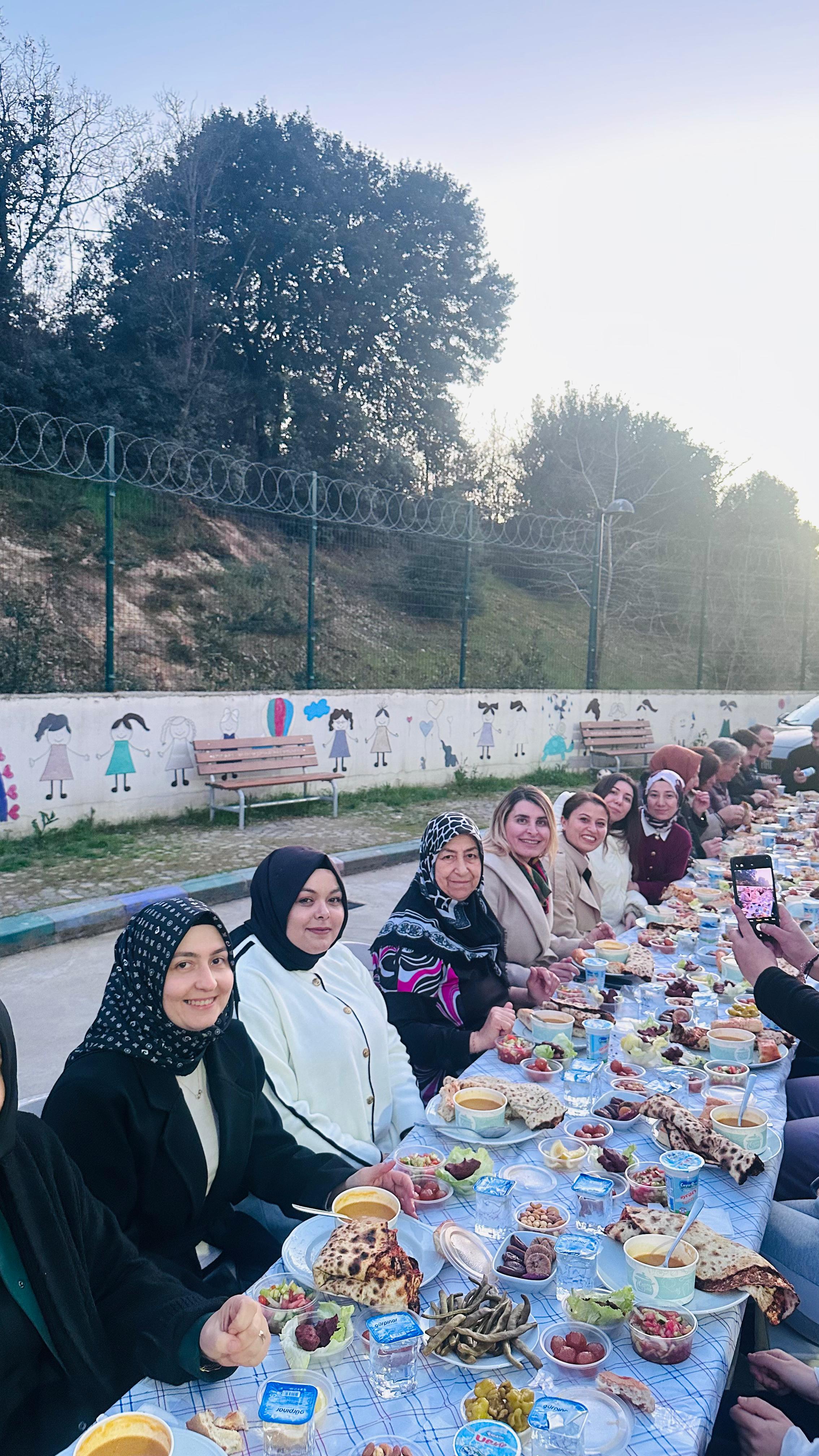 İl Müdür Yardımcımız Meral Sarıteke, İlk Kabul Kocaeli Çocuk Evleri Sitesinde Çocuklarla İftarda Buluştu