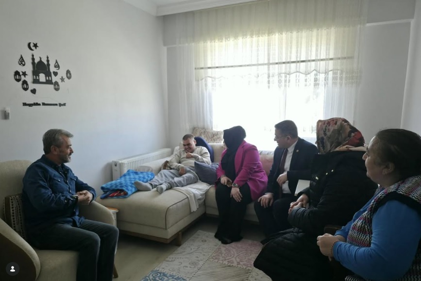 Engelli ve Yaşlı Hizmetleri Genel Müdürlüğü Yaşlı Bakım Hizmetleri Daire Başkanımız Gamze ALTUN, İl Müdürümüz Adem YÜCELBakanlığımız hizmet modelinden faydalandırılan özel gereksinimli bireyimiz Efe TAŞKIRAN ve kıymetli ailesini ziyaret etti.