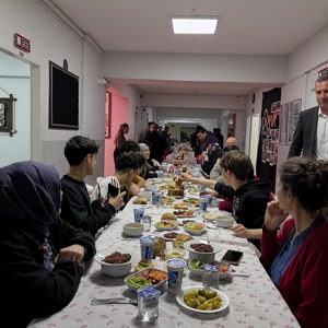 Kadir Gecesi Vesilesiyle Düzenlenen İftar Programında Çocuklarımız ve İstihdam Edilen Gençlerimizle Aynı Sofradayız - fotoğraf 4