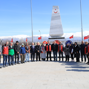 ​18 Mart Çanakkale Deniz Zaferi ve Şehitleri Anma Günü dolayısıyla Valimiz Sayın Hamza Aydoğdu ve İlimiz Protokolü, İl Müdürümüz Sayın Serdar Demirci ve Huzurevlerimizde Kalan Kıymetli Büyüklerimiz Aziz Şehitlerimizin Mübarek Makamlarını Ziyaret Etti. - fotoğraf 4