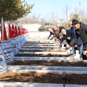 ​18 Mart Çanakkale Deniz Zaferi ve Şehitleri Anma Günü dolayısıyla Valimiz Sayın Hamza Aydoğdu ve İlimiz Protokolü, İl Müdürümüz Sayın Serdar Demirci ve Huzurevlerimizde Kalan Kıymetli Büyüklerimiz Aziz Şehitlerimizin Mübarek Makamlarını Ziyaret Etti. - fotoğraf 3