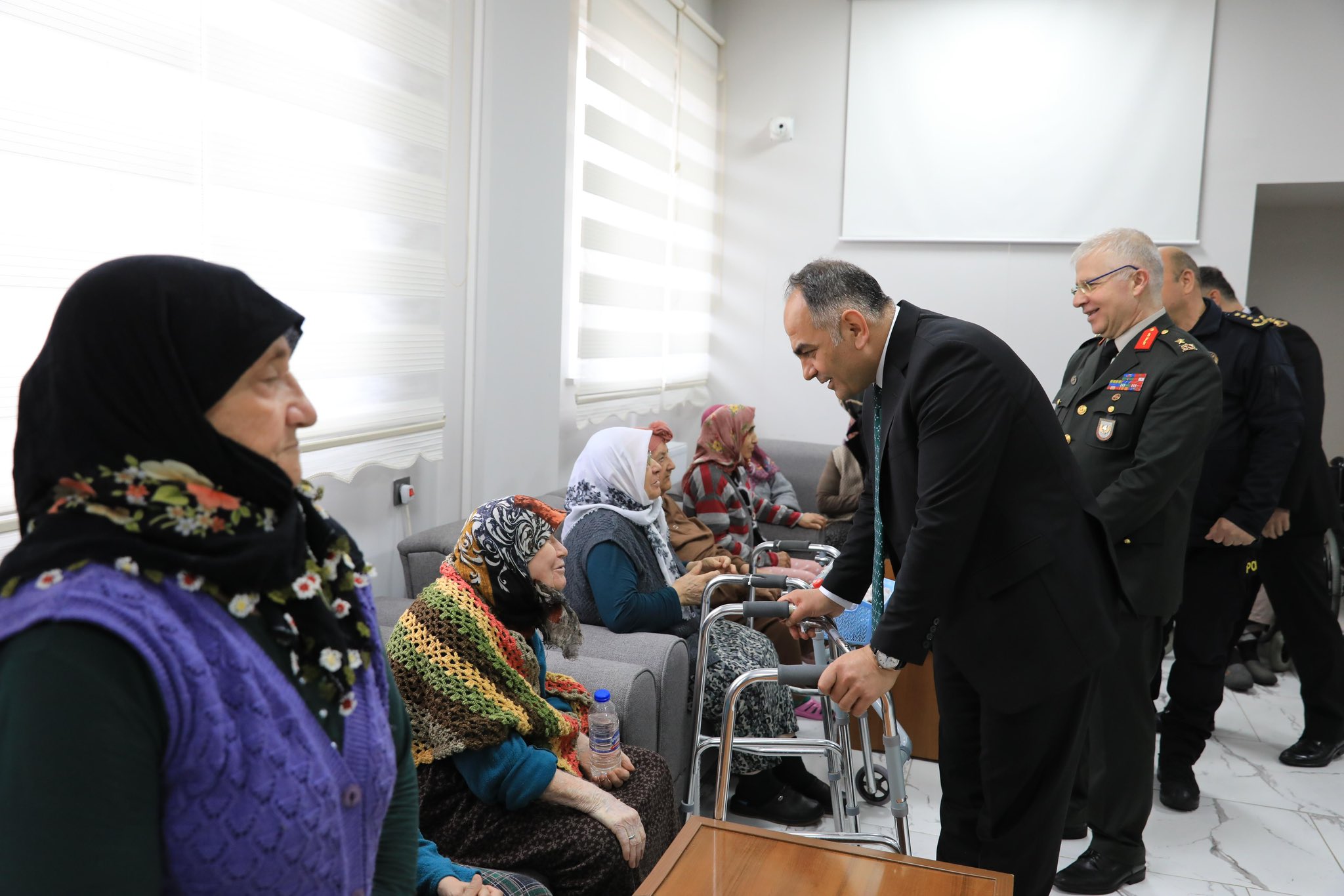 Valimiz Sn. Hüseyin ÇAKIRTAŞ’tan İsmail Özdemir Huzurevi Ziyareti ve Bayram Tebriği