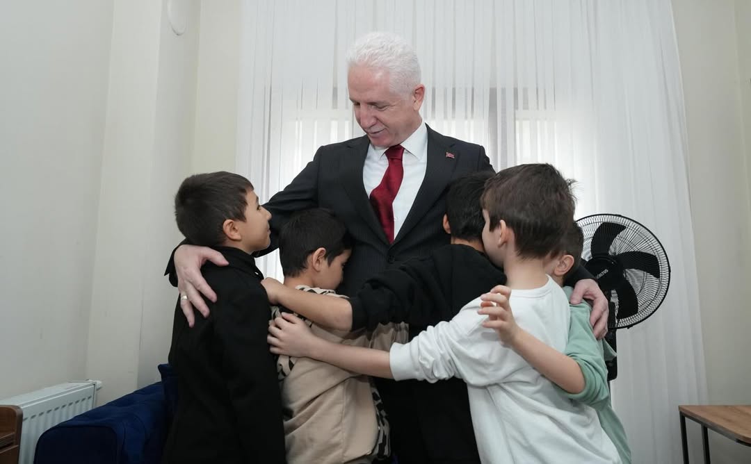 Sn. Valimiz Davut GÜL, Bayrampaşa Kaymakamımız Sn. Abdullah ÇİFTÇİ ve İl Müdürümüz Sn. Ömer TURAN, İlk Bayram Kahvaltısında Çocuklarla Buluştular
