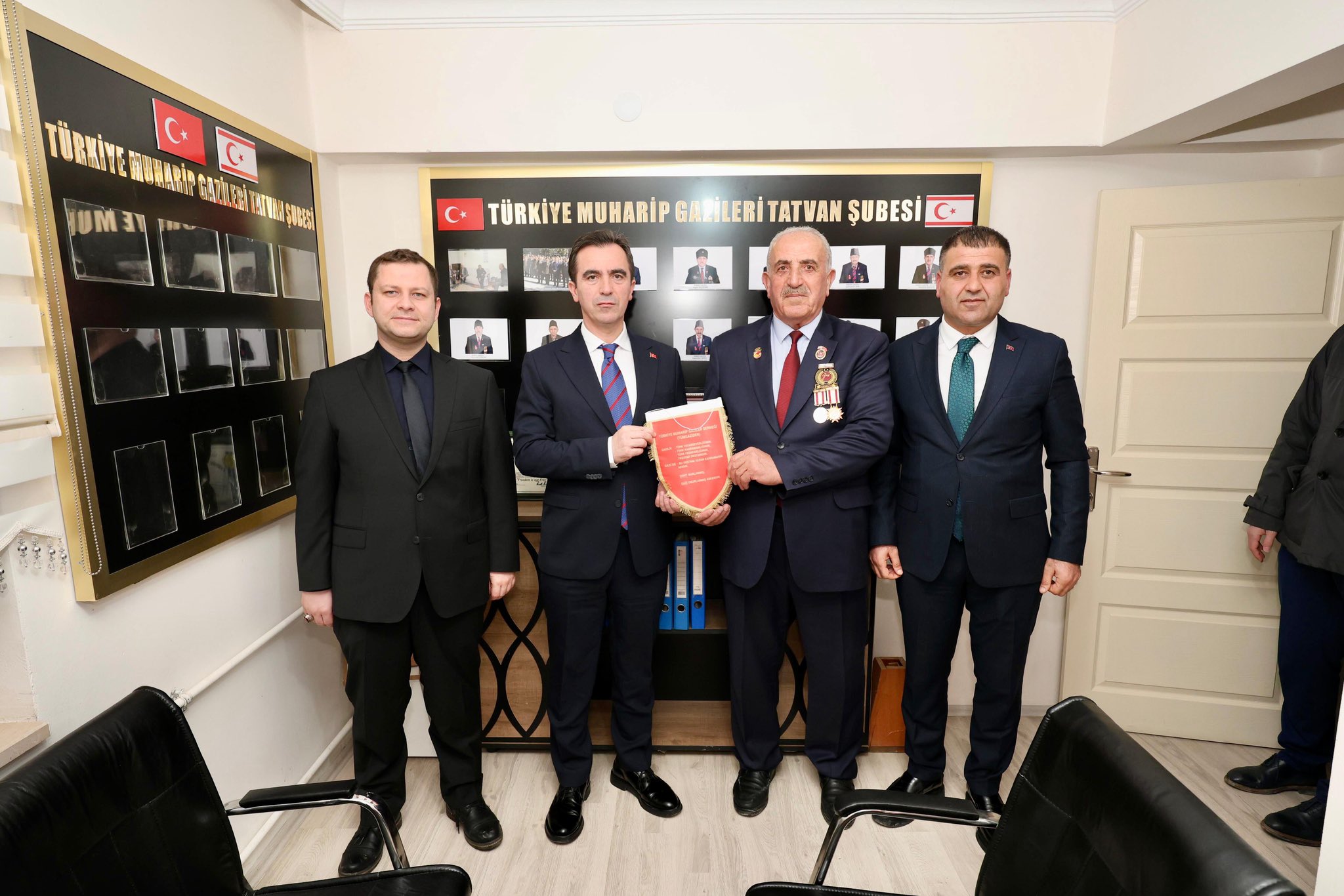 Valimiz Sayın Ahmet Karakaya, 18 Mart Çanakkale Deniz Zaferi ve Şehitleri Anma Günü yıl dönümü vesilesiyle Tatvan Şehit Aileleri ve Gazileri Derneğini ziyaret ederek Dernek Başkanı Yafes Akkaya ile şehit ve gazi aileleriyle bir araya geldi