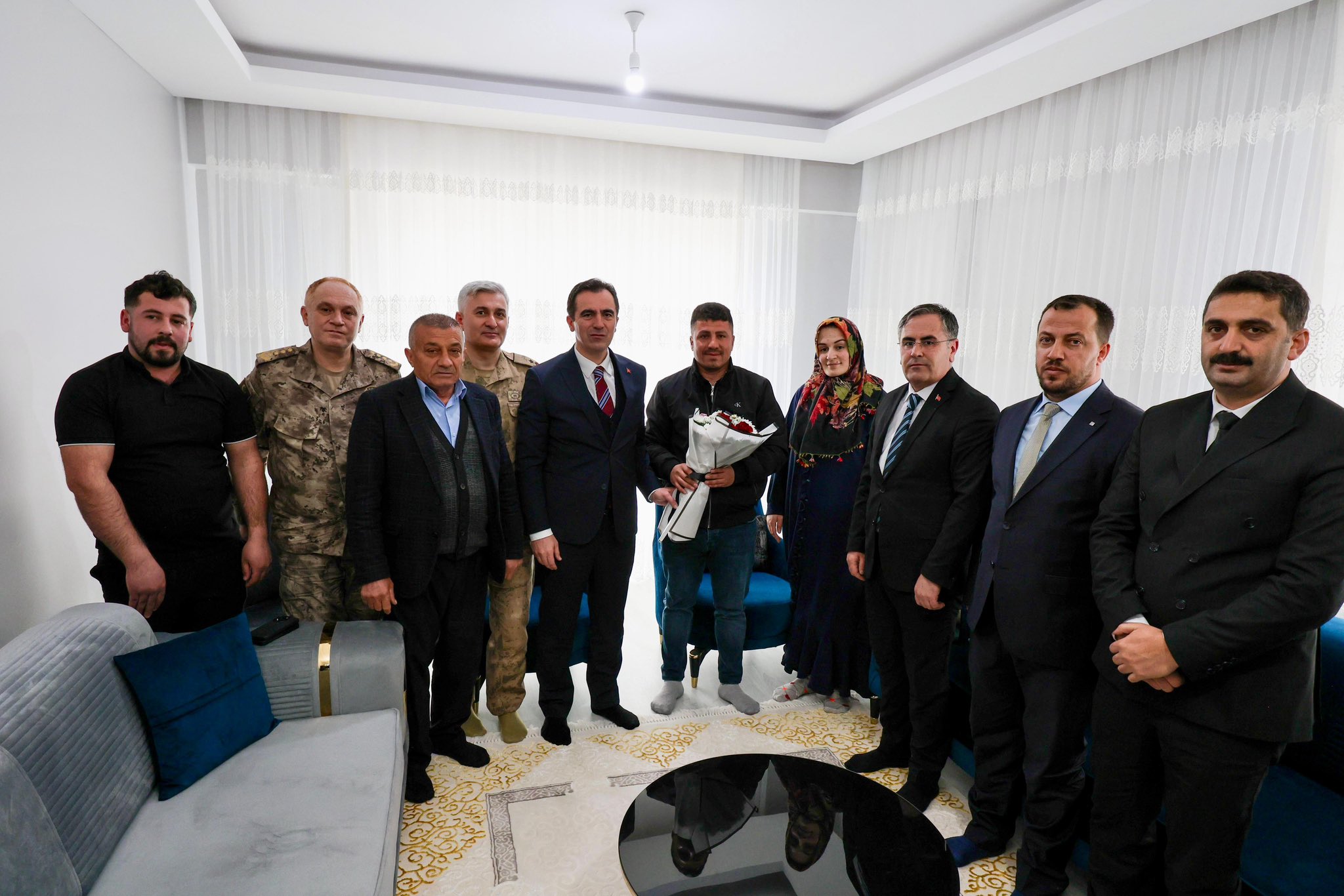 Valimiz Sayın Ahmet Karakaya, Ramazan Bayramı kapsamında; Kahraman Gazimiz Arafat Özdemir’i Hüsrev Paşa Mahallesi’ndeki ikametinde ziyaret etti