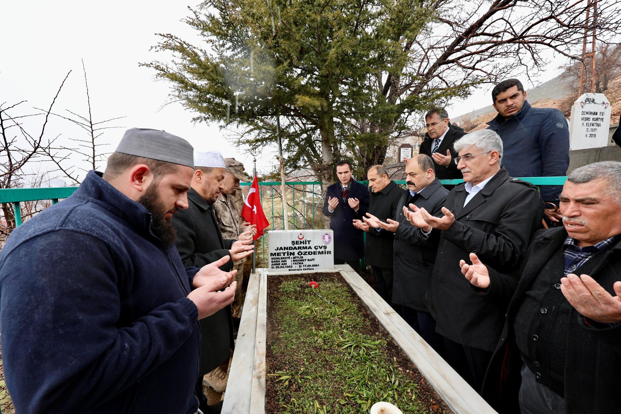 Valimiz Sayın Ahmet Karakaya, Ramazan Bayramı vesilesiyle gerçekleştirdiği ziyaretler kapsamında; Şehit Jandarma Er Metin Özdemir’in kabrini ziyaret etti