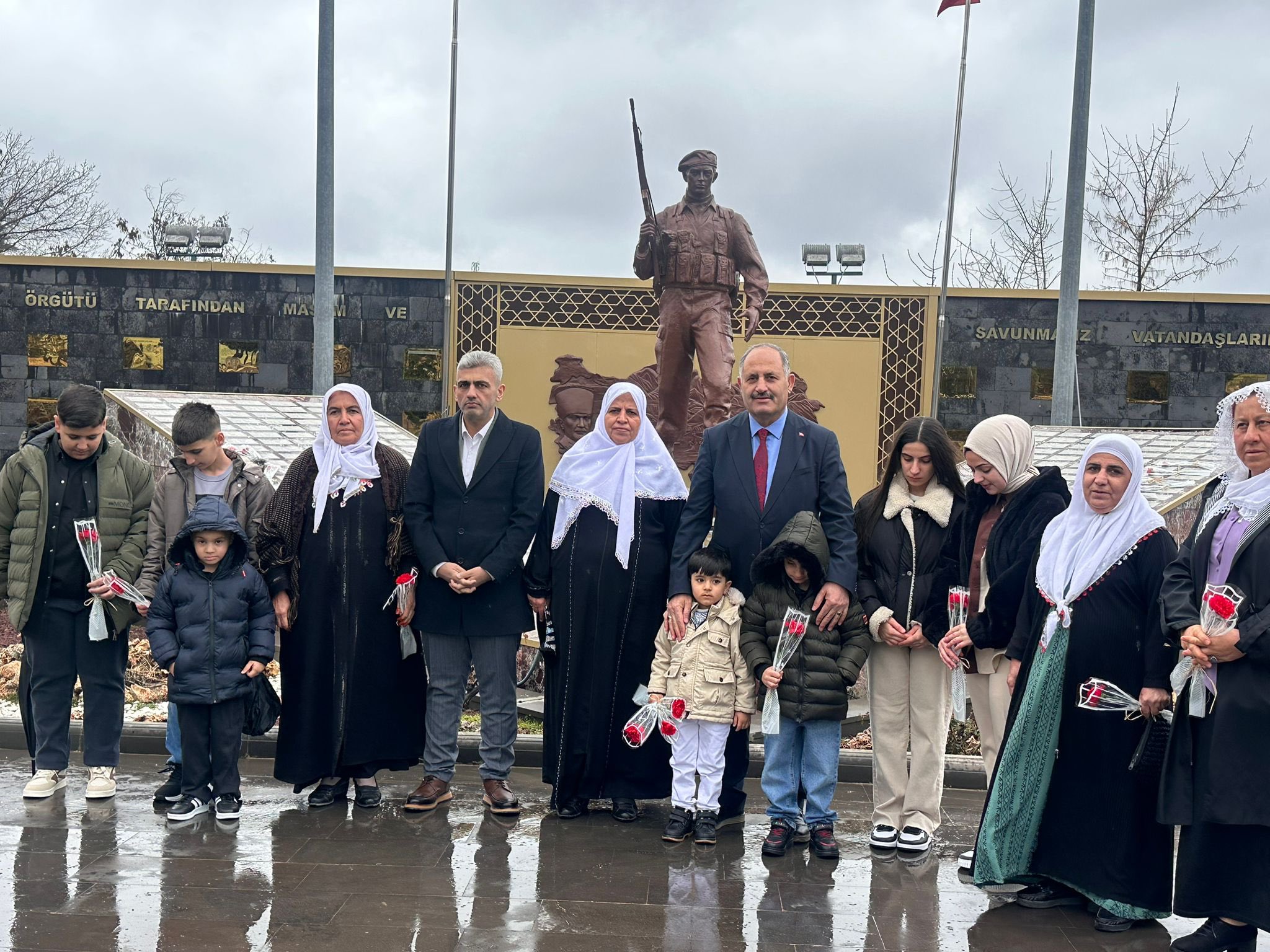 ŞEHİT AİLELERİMİZ VE BAKIM ALTINDAKİ ÇOCUKLARIMIZ ŞEHİTLİKTE BULUŞTU