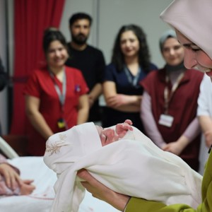 Aile ve Sosyal Hizmetler Bakanımız Mahinur Özdemir Göktaş, Ankara'da doğum yapan annelere "yeni yıl" ziyaretinde bulundu - fotoğraf 1