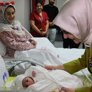 Aile ve Sosyal Hizmetler Bakanımız Mahinur Özdemir Göktaş, Ankara'da doğum yapan annelere "yeni yıl" ziyaretinde bulundu - fotoğraf 2
