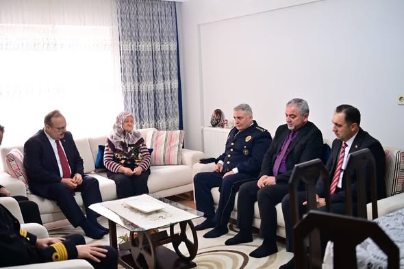 Şehitlerimizin aziz hatırası ve bizlere emanet bıraktıkları kıymetli aileleri başımızın tacıdır.