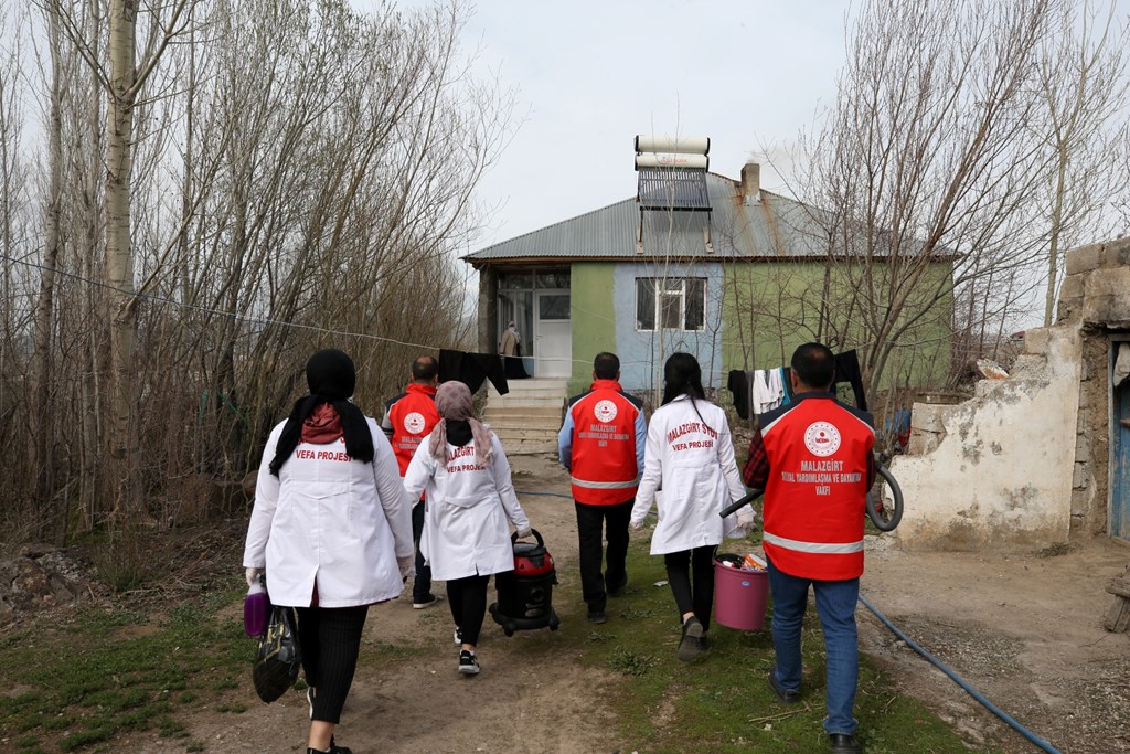 Vefa Ekipleri Ramazan ayında da yaşlı ve engelli vatandaşları yalnız bırakmıyor