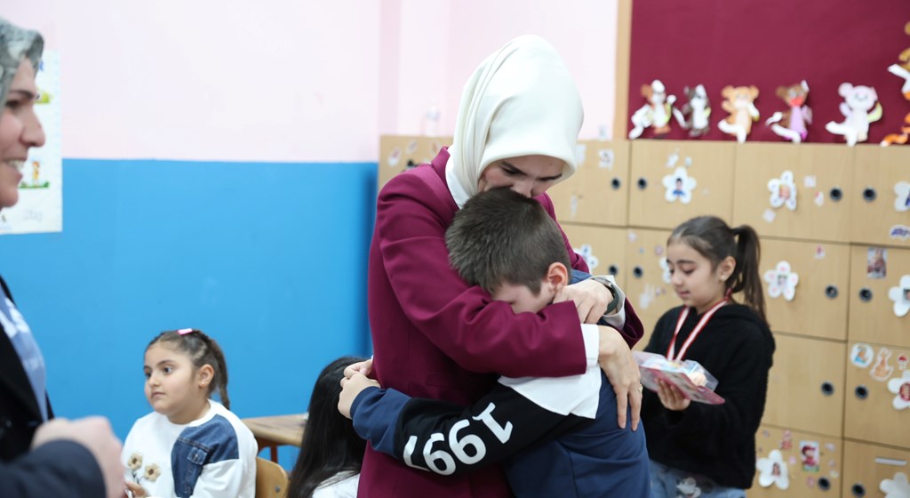 Bakanımız Göktaş, babası Pençe-Kilit Harekatı'nda şehit olan öğrencinin karne törenine katıldı