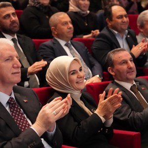 Bakanımız Göktaş, "Bizim Evin Hikayesi" tiyatro oyununun gala gösterimi ile "Ailem" dizisinin ikinci sezon tanıtımına katıldı - fotoğraf 2