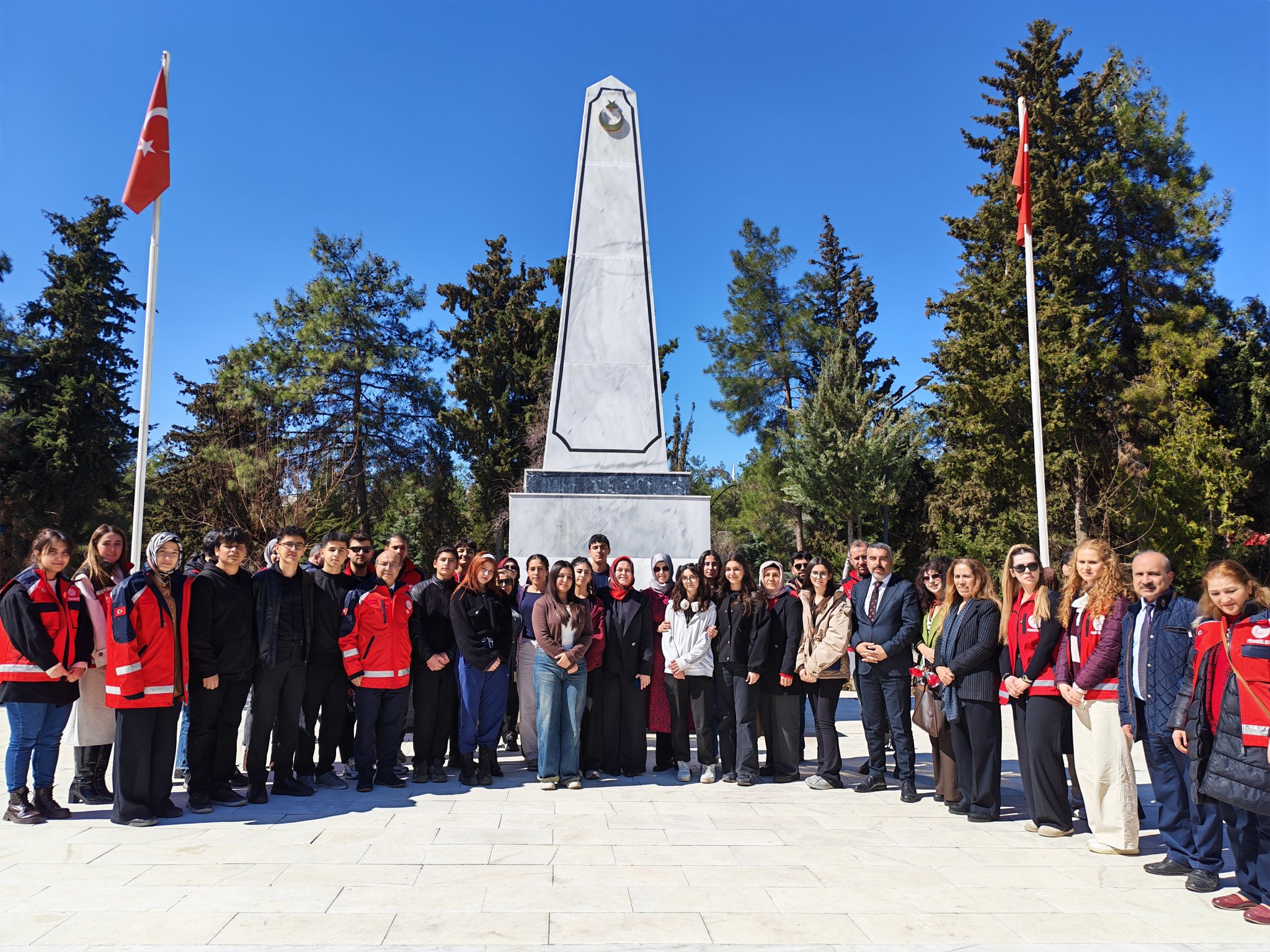 Şehitliklerde Vefa ve Sorumluluk Buluşması: Aziz Şehitlerimiz Dualarla Yâd Edildi