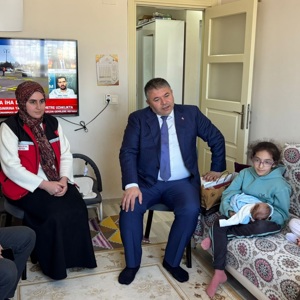 İl Müdürümüz Sayın Tolga Nacar, Üçüz Bebekleri Dünyaya Gelen  Akdemir Ailesini Ziyaret Etti. - fotoğraf 1