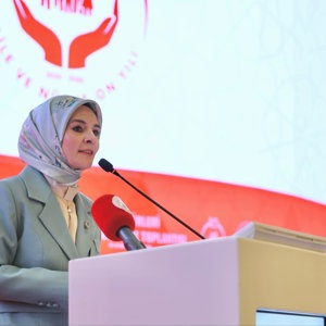 81 İl Müdürümüzün katılımıyla, mevcut faaliyetlerimizi ve önümüzdeki döneme ilişkin hedeflerimizi değerlendireceğimiz İl Müdürleri Değerlendirme Toplantımızın Açılış Programı’nı gerçekleştirdik.  Amacımız attığımız her adımda gönüllere dokunmak, milletimizi devletimizin şefkat eliyle buluşturmak ve kimseyi geride bırakmamaktır.  Kıymetli mesai arkadaşlarımıza özverili çalışmaları için teşekkür ediyor, şimdiden toplantımızın ülkemize ve milletimize hayırlı olmasını diliyorum. - fotoğraf 3