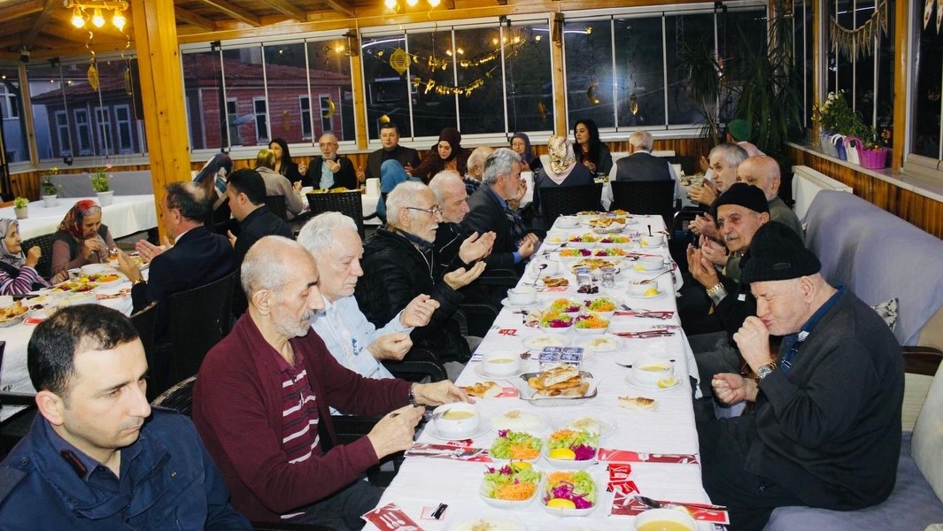 İnebolu Huzurevimizde Gönül Sofrası Kuruldu