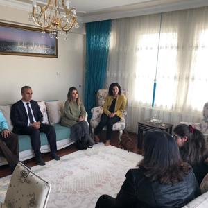 Valimiz Sayın Aykut PEKMEZ'in Eşi Sayın Yeşim PEKMEZ, Evde Bakım Hizmetinden Faydalanan Engellilerimize Ziyarette Bulundu.  - fotoğraf 2