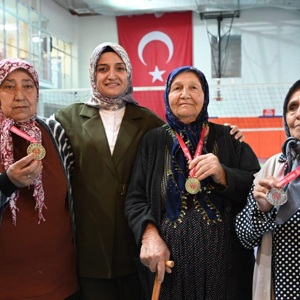 18-24 Mart Yaşlılar Haftası kapsamında, kuşaklar arası bağları güçlendirmek amacıyla anlamlı bir etkinlik düzenlenmiştir.  - fotoğraf 1