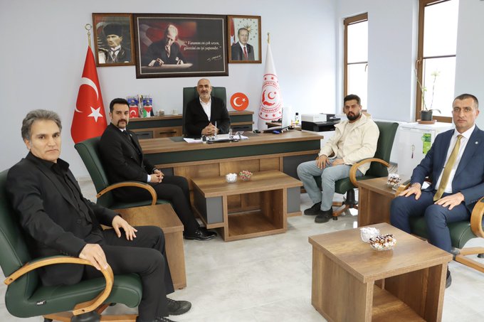 “Ülkü Ocakları Bingöl İl Başkanı Mesut VERGİ, yönetim kurulu üyeleri ile birlikte İl Müdürümüz Sayın Abdulbari AKSOY’u makamında ziyaret etti. 
